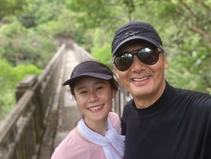 黃翠如曾在去年曬出與發哥一起行山的照片。