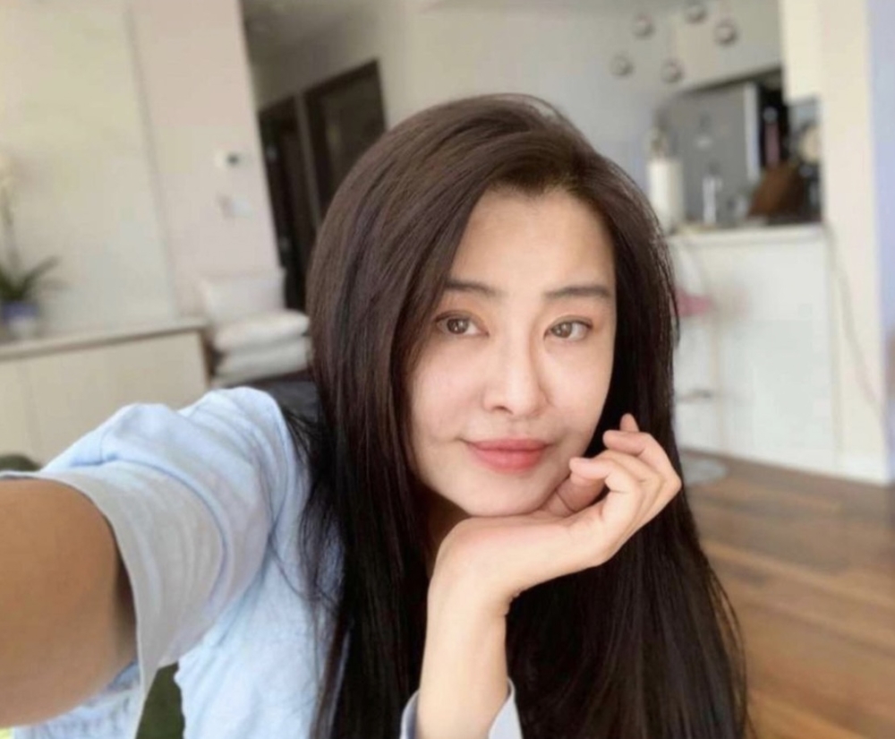 皮膚白裡透紅、零皺紋,完全看不出已經56歲。