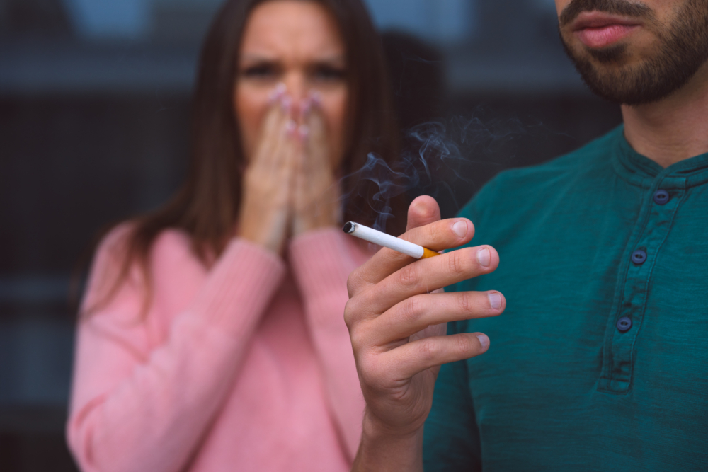 二手煙其中也含有多種致癌物質,增加患癌風險。