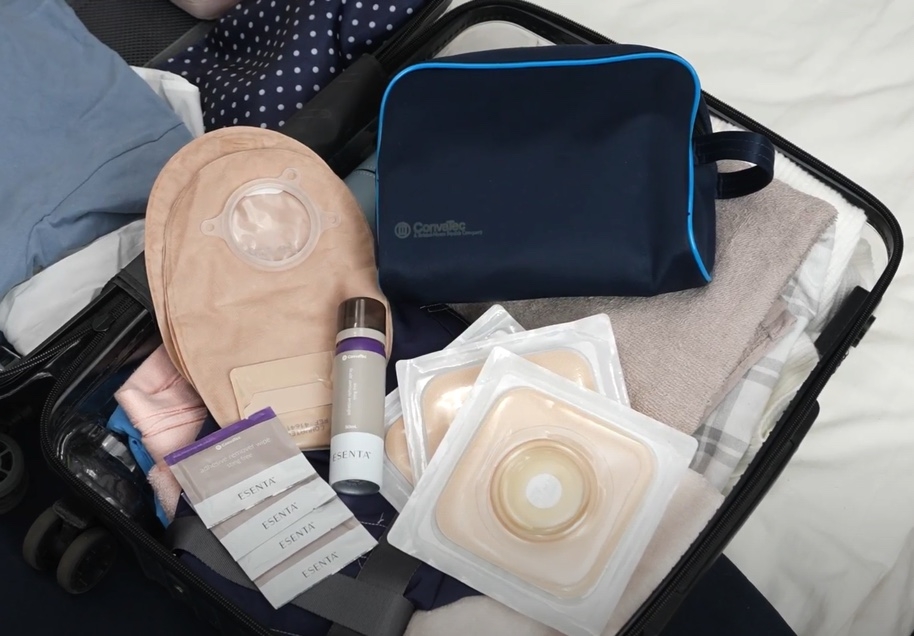 左起:兩件裝造口袋、低敏去膠噴霧及抺布、可塑型底板。康復寶更有旅行包提供,讓喜歡旅行或經常需要工幹的「造口人」能夠輕裝出門!