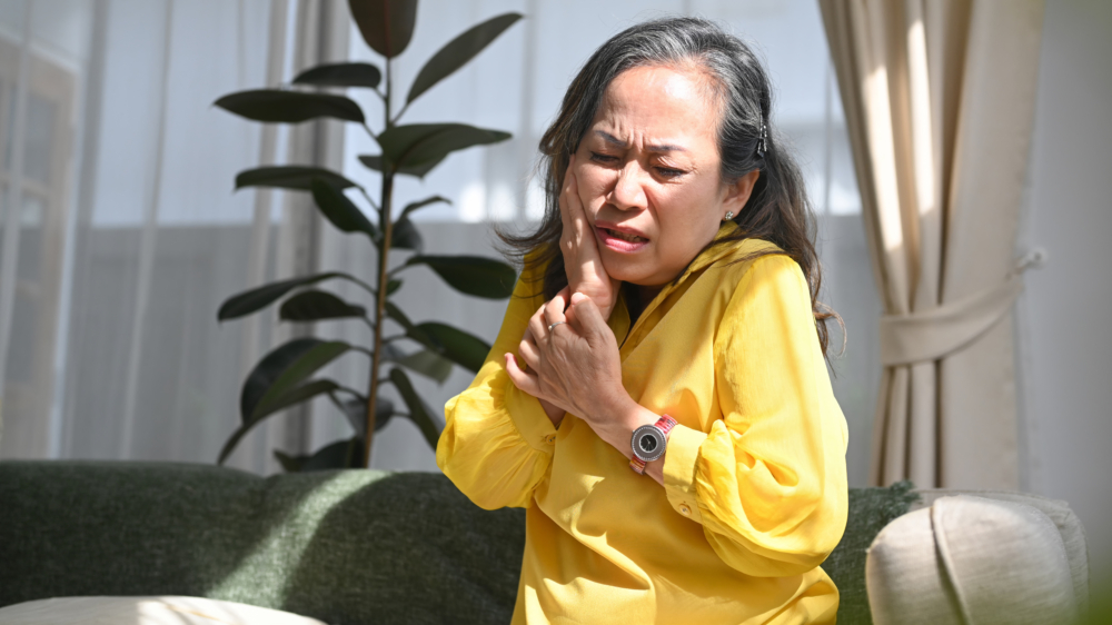 牙痛慘過大病,長者往往面對很多牙齒問題。在本港,看牙醫費用很貴,政府牙科又長期名額「爭崩頭」,令不少人苦不堪言。