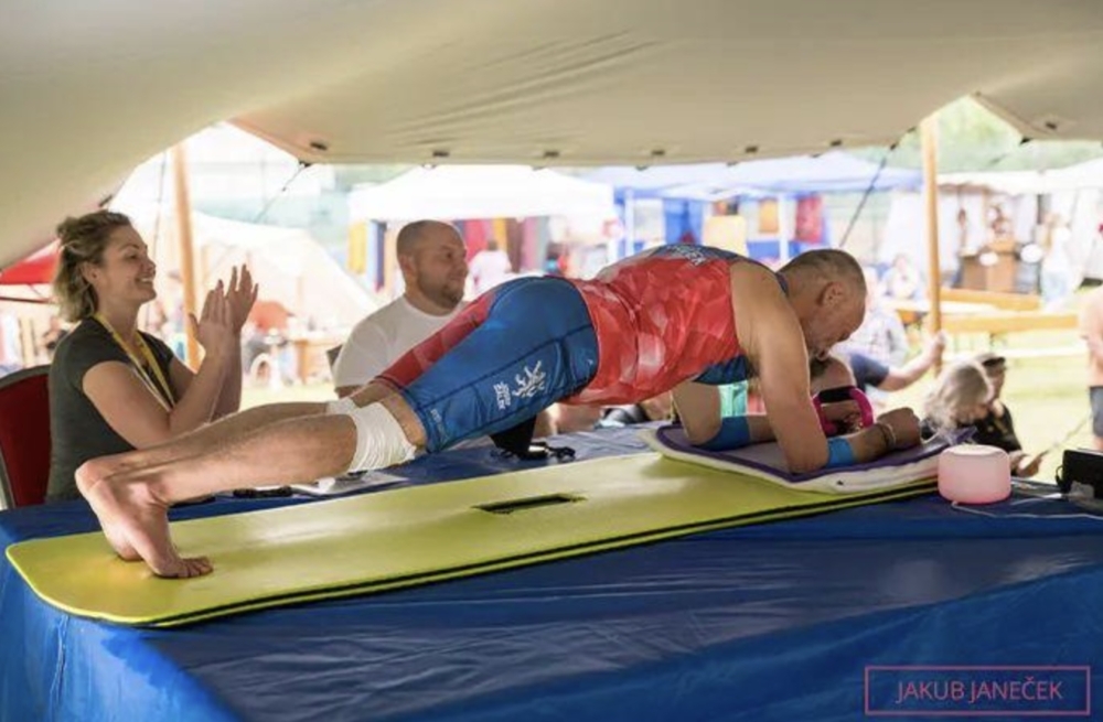 一名來自捷克的男子平板支撐9小時38分47秒打破紀錄！