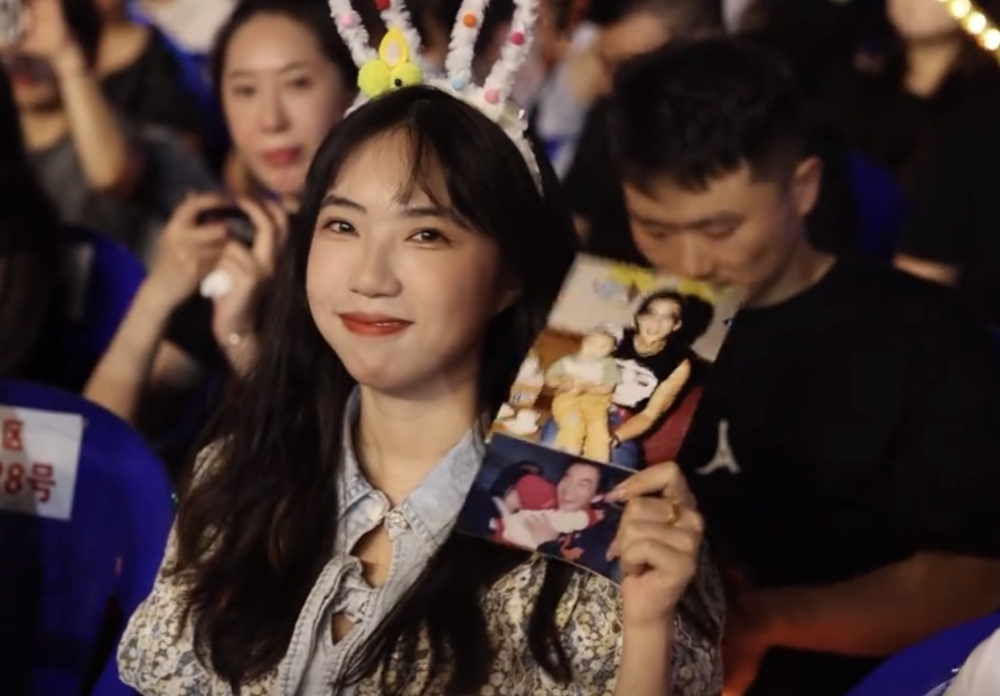 女歌迷表示其實自己1歲就已經認識任賢齊,距離至今已有22年,還當場展示出小時候曾被任賢齊抱過的照片。