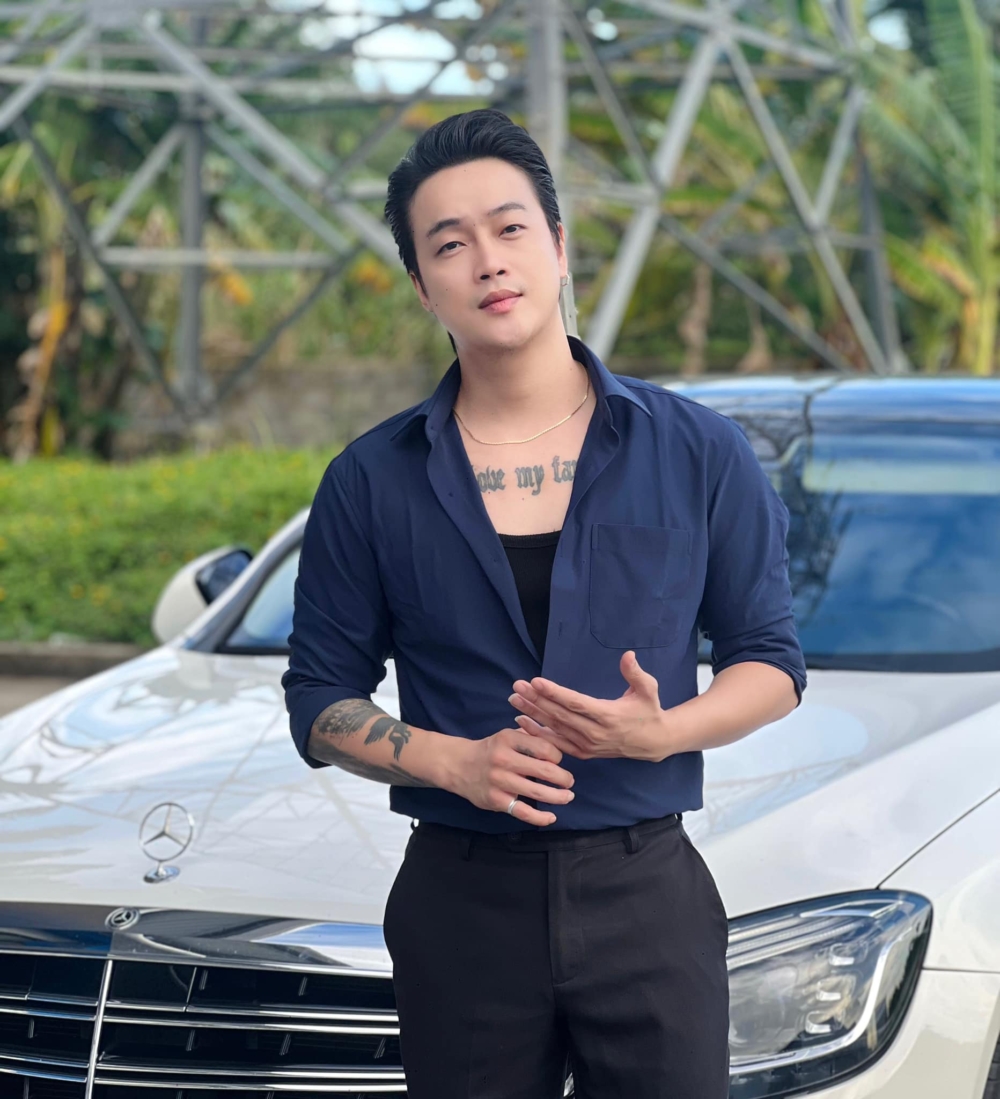 越南男團HKT成員之一TiTi,正在安江省慶平邊境經濟區的一個活動上演唱。