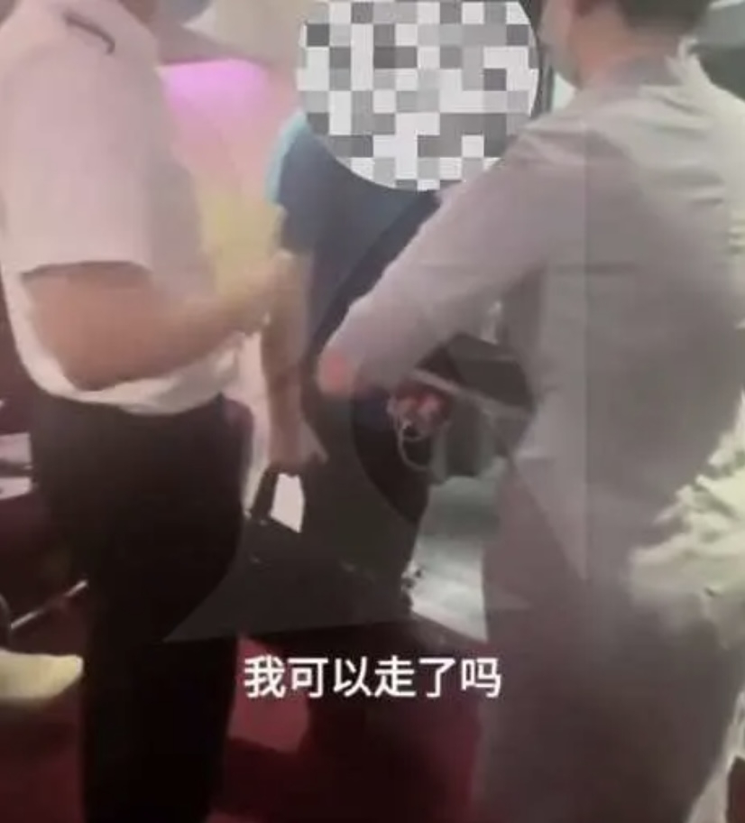 事後,男子覺得面子掛不住,才決定下飛機結束了這場鬧劇。