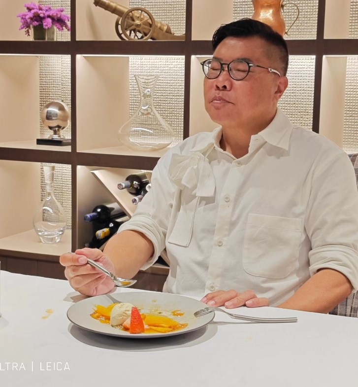 他先展示私家病房環境,再打讚醫療服務很好。