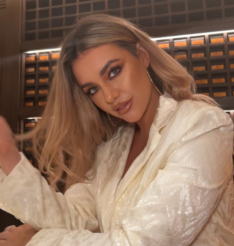 憶起當時可疑男子硬是要從他們前面經過。