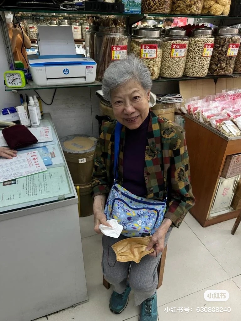 有網友在睇中醫期間巧遇羅蘭。