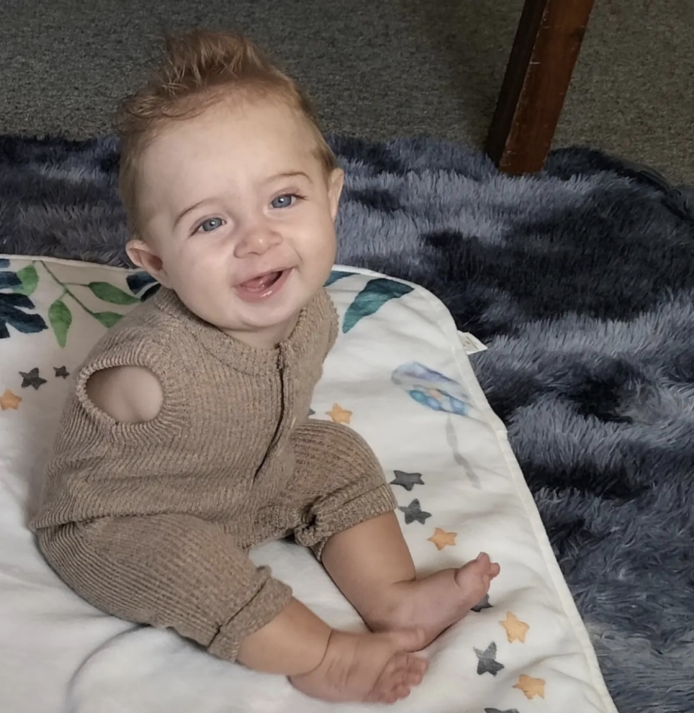 「我們的孩子沒有手臂,但或許他將來可用義肢。」