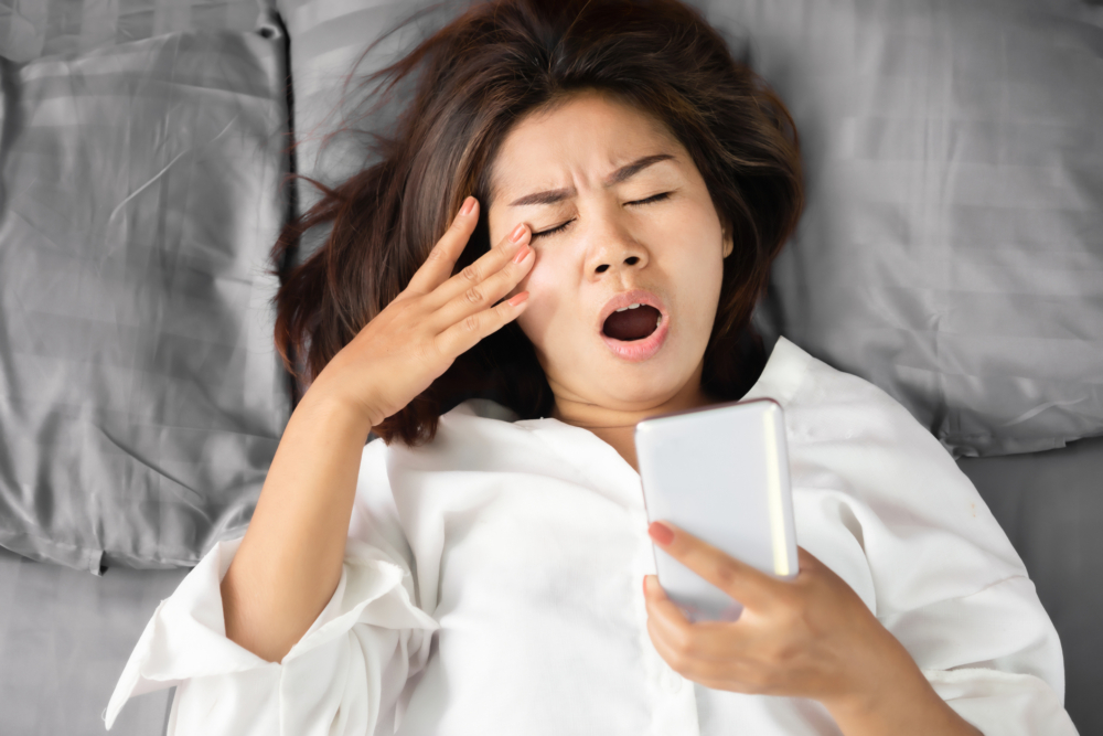 不少人經常在床上用電話,至深宵也不願睡覺。