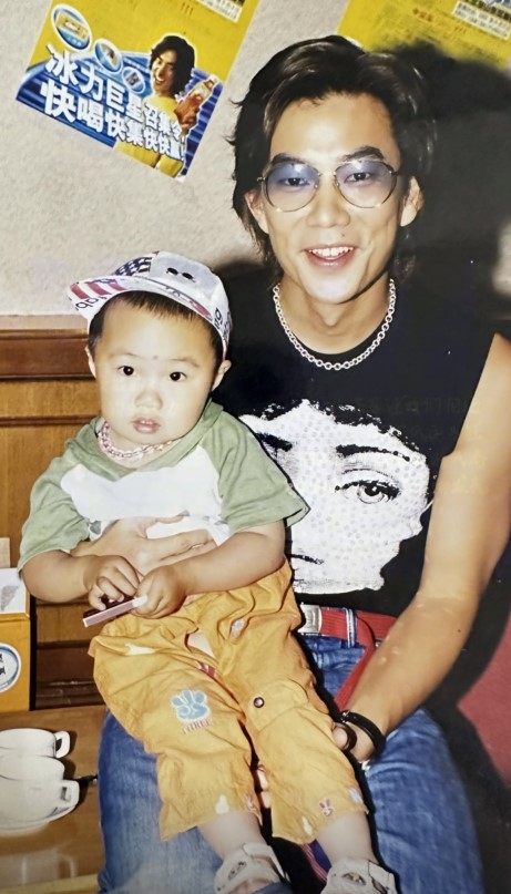 於曾有先天性心臟病,但當時家中的經濟困難,無法承擔手術費用,所幸任賢齊向他們伸出援手,讓女歌迷可以及時完成手術。