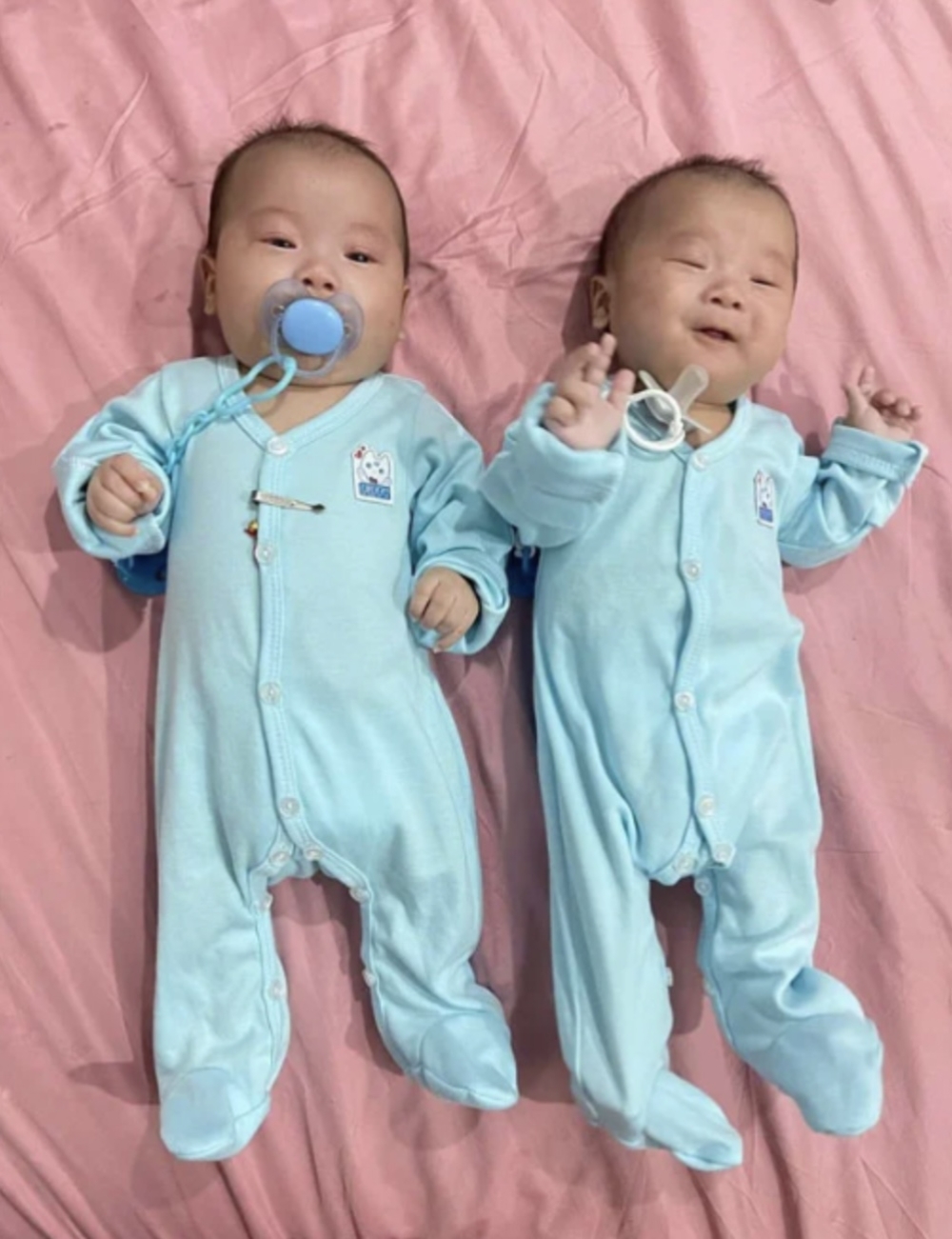 馬來西亞一名母親因工作忙碌,將3個月大的雙胞胎兒子交由一對年輕夫妻全天候照顧。