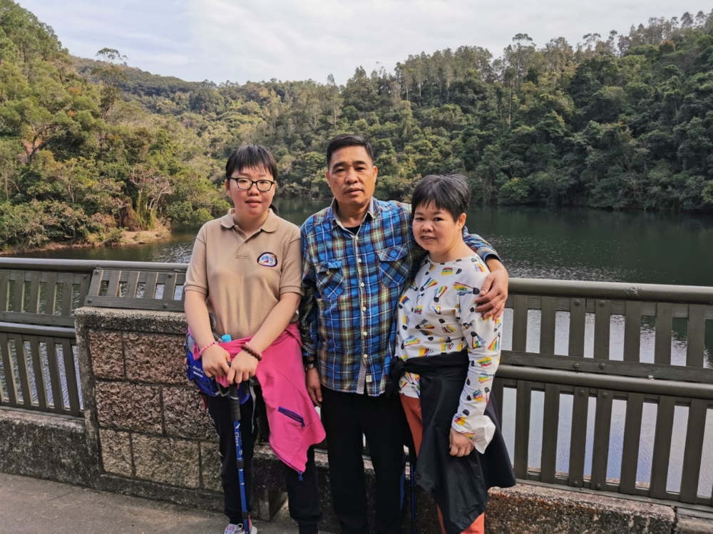 珈汶早年與媽媽關係不好，母女經常發生衝突，往往以媽媽的不理解以及珈汶的固執作結，多年來關係一直僵硬。直到珈汶開始自閉症訓練後，爸爸從旁協助，母女之間的關係才得以破冰。