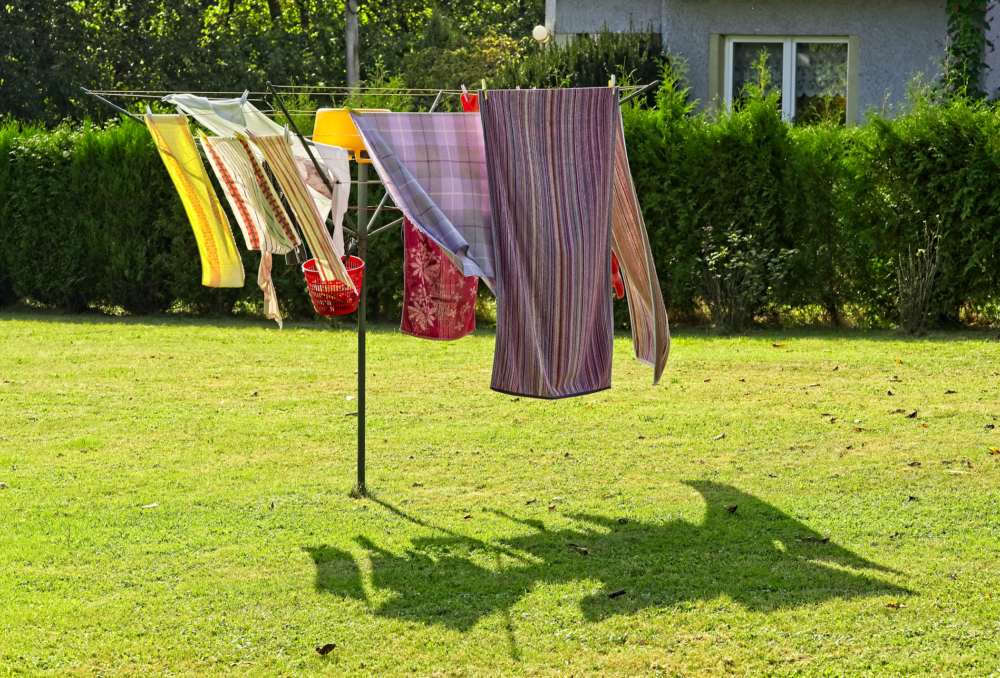 一名男子在家中曬衣服,怎知疑似濕衣服碰到電綫導致觸電