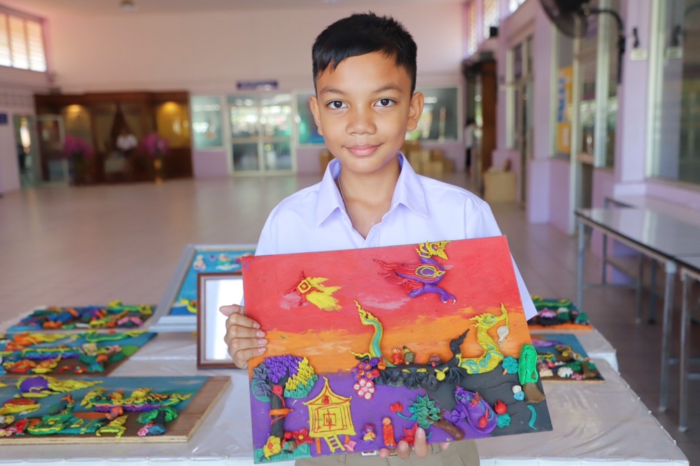 為減輕父親負擔,自製黏土製作成畫售賣,以協助支付母親的癌症治療費用。