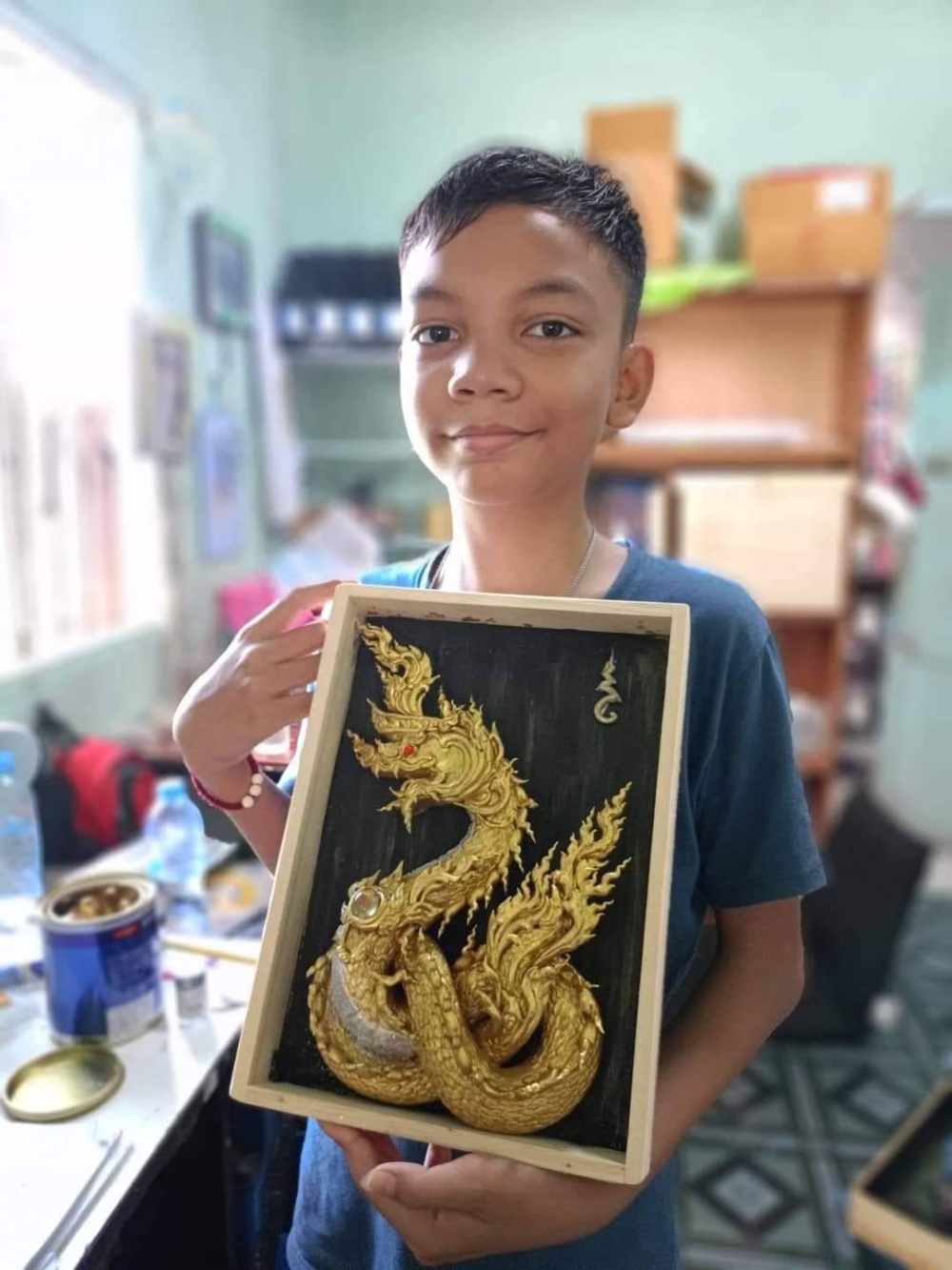 母親Kannika被診斷患上乳癌,只靠父親一人獨力賺錢養家,工資遠不足以支付醫藥費。