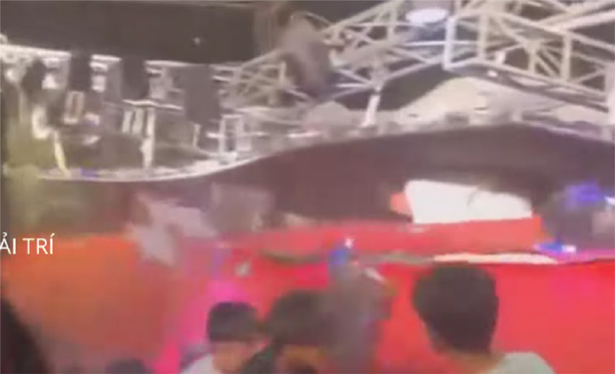 但身後的2名舞者卻來不及閃躲,被巨型屏幕重壓在地上,動彈不得。