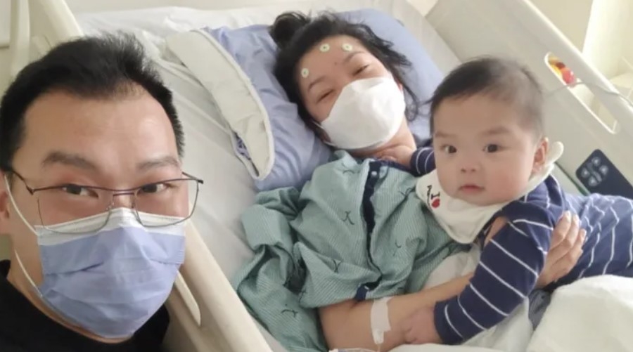 Kelly今年3月因持續的嘔吐與頭痛緊急入院,診斷為原發性乳腺癌第四期。