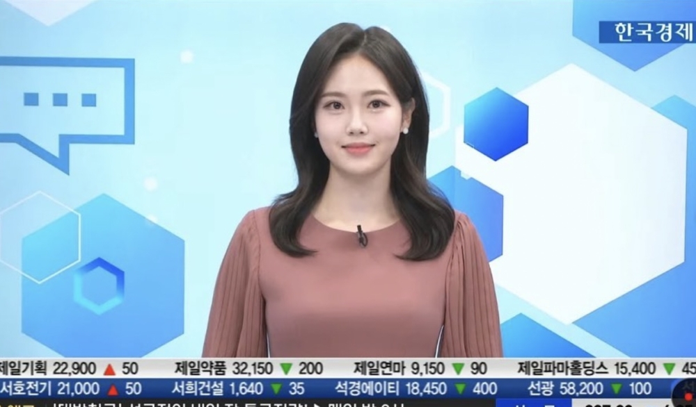 韓國美女主播李妍濟有著亮麗的外型和流利的口條。