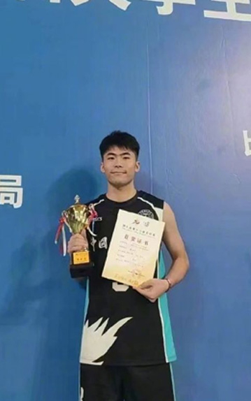 在校的他品學兼優,除了刻苦學習還加入了校內的排球校隊,曾多次代表學校參加比賽。