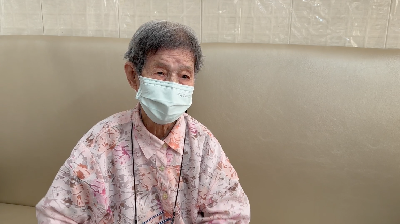 現年96歲的陳婆婆分享，她去年3月在院舍首度確診，直言當時十分害怕，並指「未試過病得咁厲害」