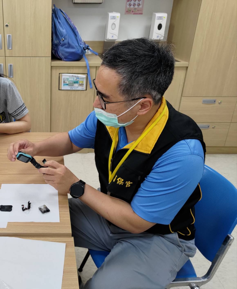 智能手錶突然發生自燃爆炸，導致男童的右手與手指分別受到二度與一度燒傷。