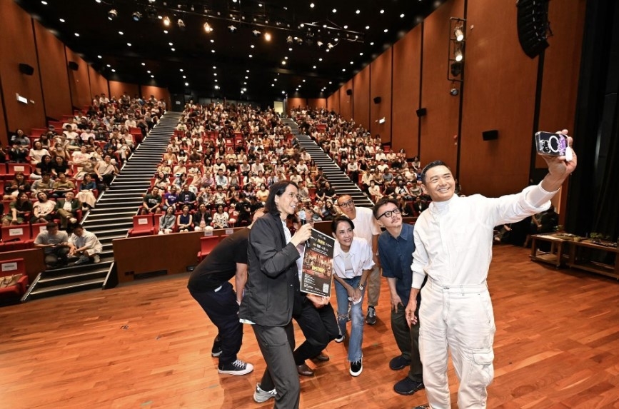 當現場的300多位師生掀起熱烈掌聲，答謝發哥即使有傷在身，但仍信守承諾出席座談會。