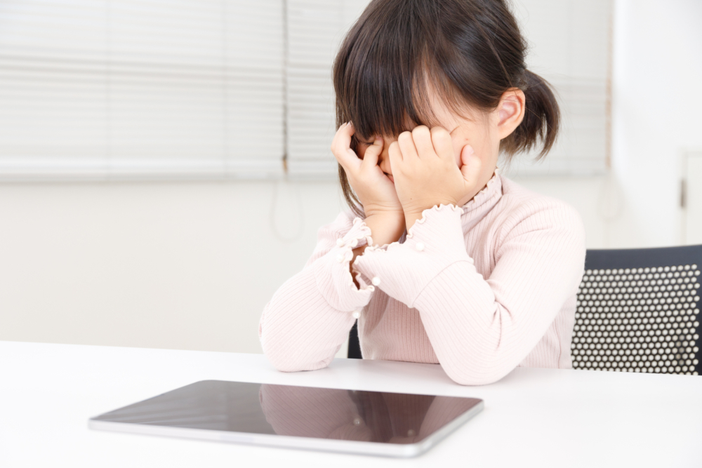 一名7歲女童自稱於一個月前突然視力模糊，甚至影響行動，持續了一段時間卻沒有好轉。