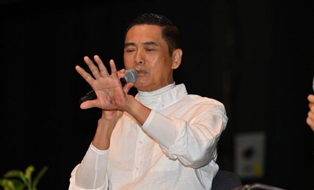 隱約可看見發哥的手掌上有些擦傷傷口。