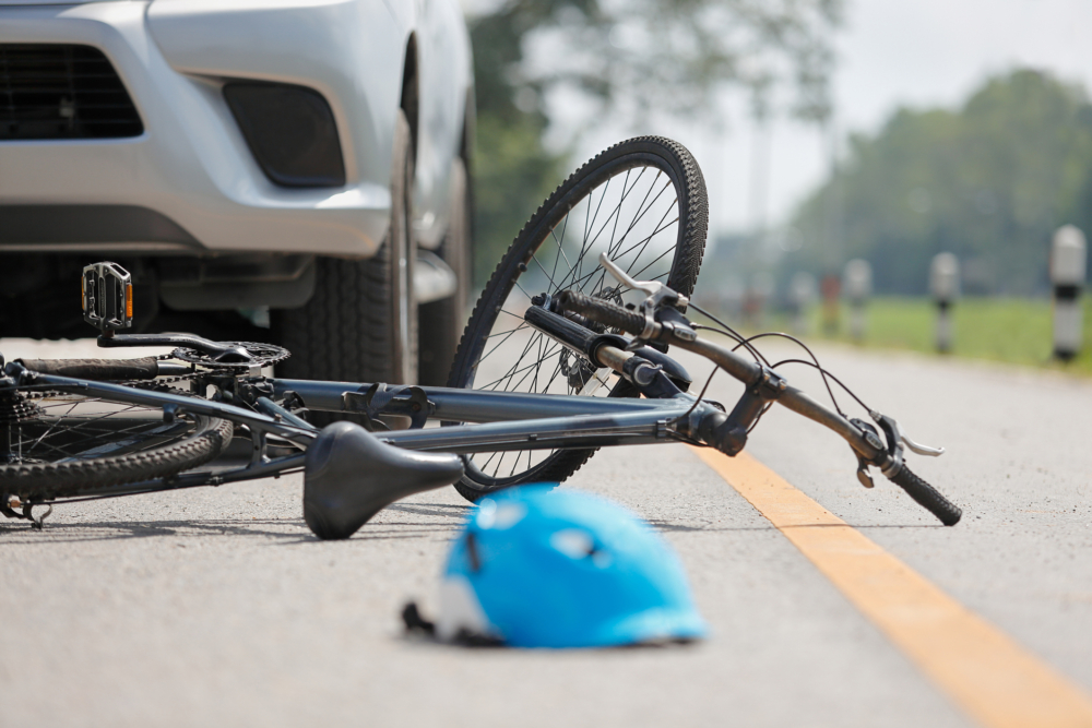 12歲男童在騎自行車遭遇車禍事故,導致頭部與脊椎頂部的韌帶斷裂,也是極為罕見的「體內斷頭」。