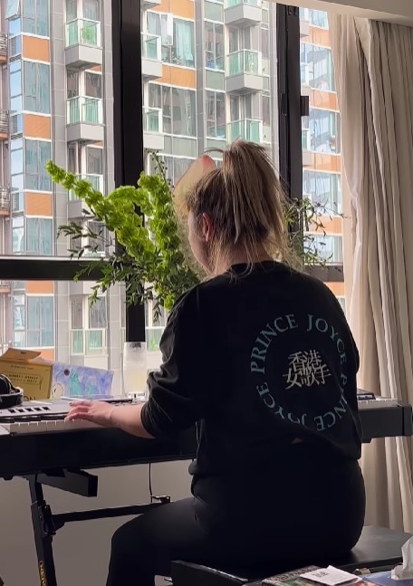 好友兼髮型師Benjamin大曬欣宜自彈自唱自己的歌曲《有天我會好》的影片。