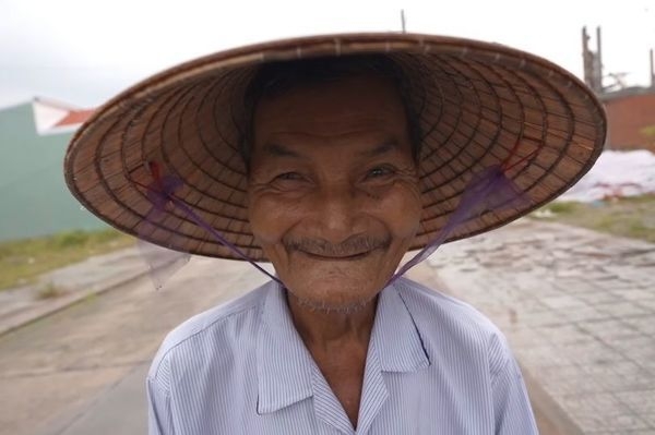 Thai Ngoc白天耕作,晚上則在酒廠工作。