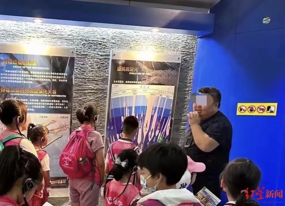 男導遊身體不適但仍敬業完成工作。