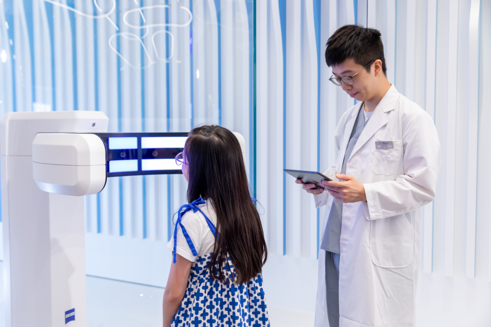 清晰近視防控中心特別引入蔡司Visufit 1000數碼中心定位儀,內置9個鏡頭,同時拍攝180度全景,準確掌握瞳孔位置,驗配控制近視眼鏡比人手更精準。