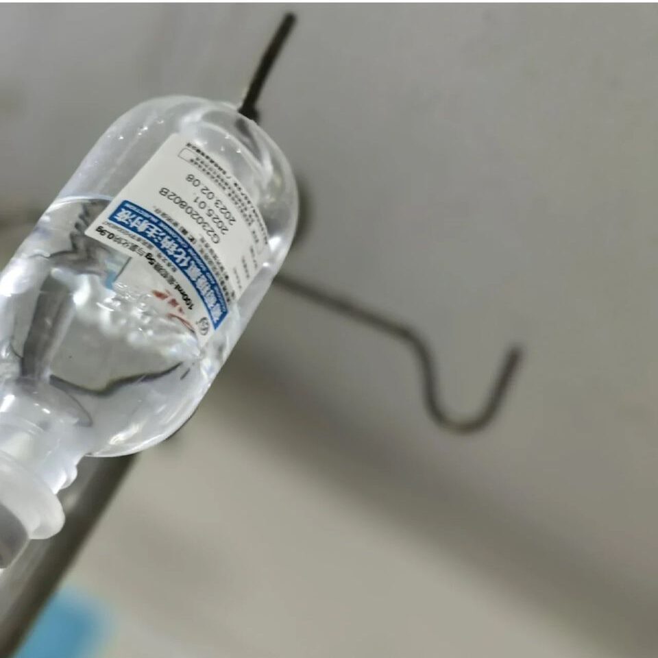 想滅蟲但由於殺蟲劑的味道強烈,導致事主大呻「蟑螂怎麼噴都沒死,我倒是快死了」。