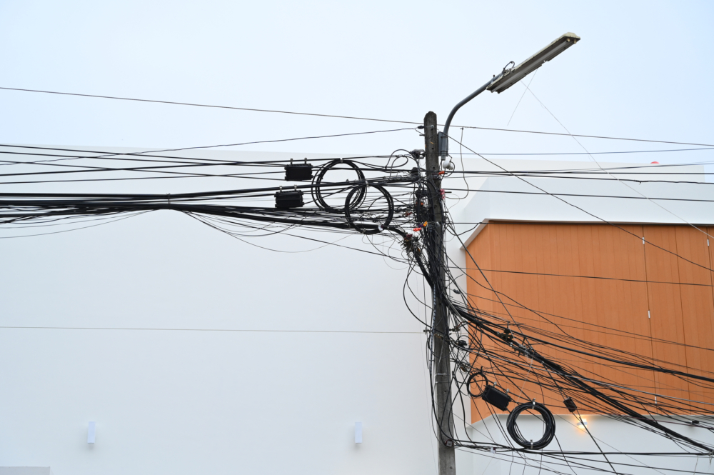 目擊者：泳池附近有一個故障的電綫杆，疑似是發生漏電意外。