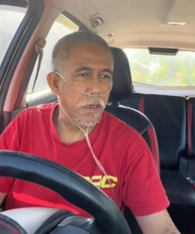 馬來西亞一名56歲的士司機,日前被人發現他戴著氧氣管工作。