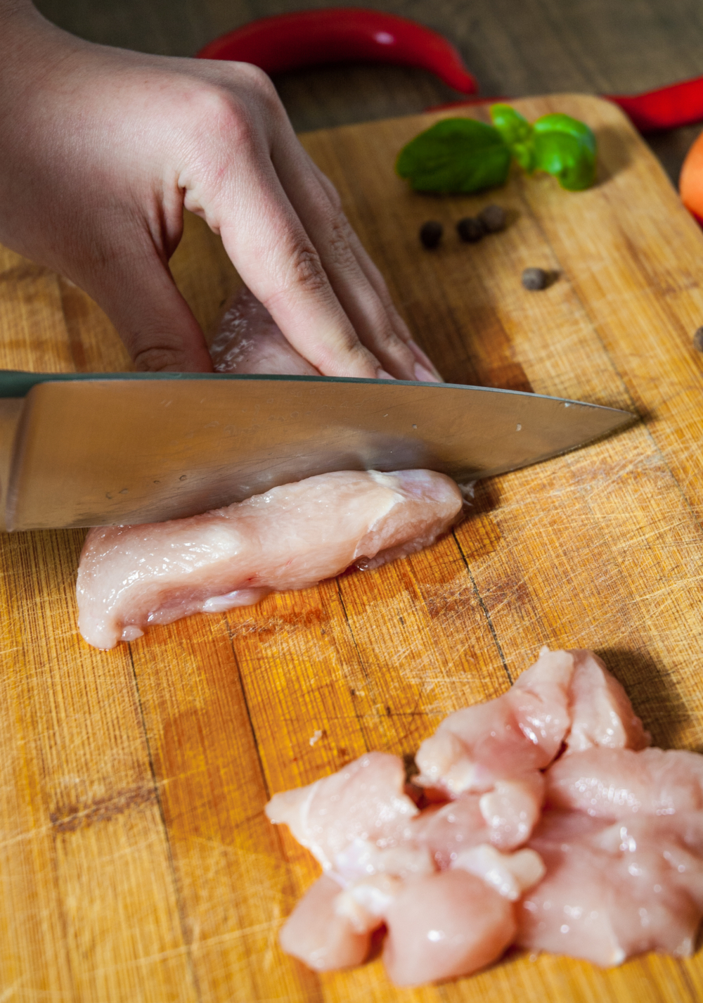 外傭曾把小朋友食熟食時使用的餐具與剪刀放在切生肉的砧板上。