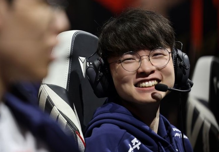 《英雄聯盟》著名戰隊T1的「主心骨」Faker宣布因右手手腕受傷，在LCK 2023年夏季錦標賽中暫時從首發名單中退下。