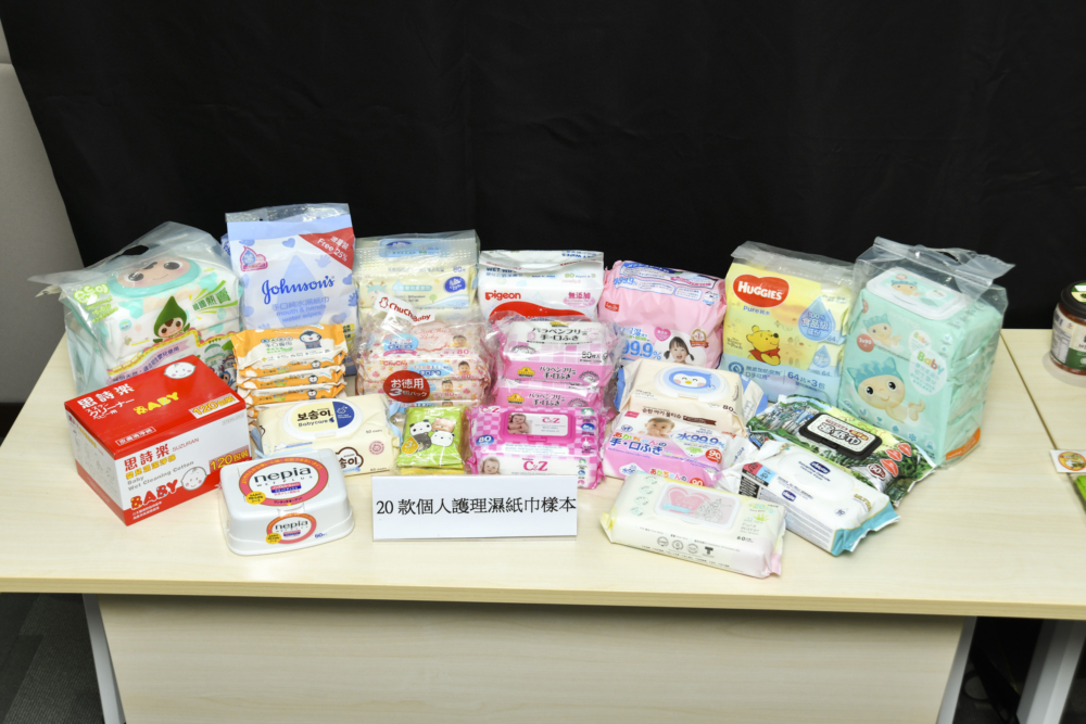 20款濕紙巾大比拼!消委會發現「DAISO」樣本的細菌含量超標近500倍,抵抗力較弱的長者及嬰幼兒使用或會有更高風險。另外,「阿信屋」及「nepia」2款樣本含有可致敏的化學物,有機會令使用者皮膚敏感。