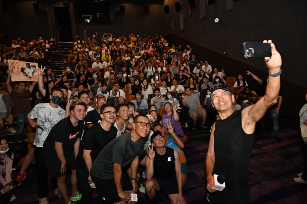 親民的發哥勤跑宣傳到電影院與觀眾交流。