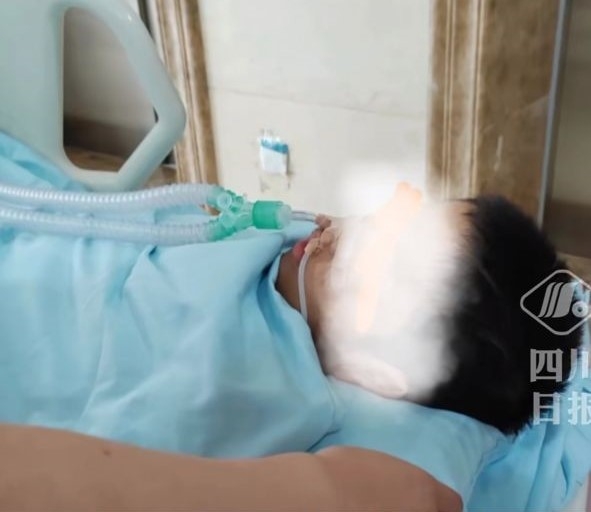 反覆出現持續十餘日的39度高燒、嗜睡。