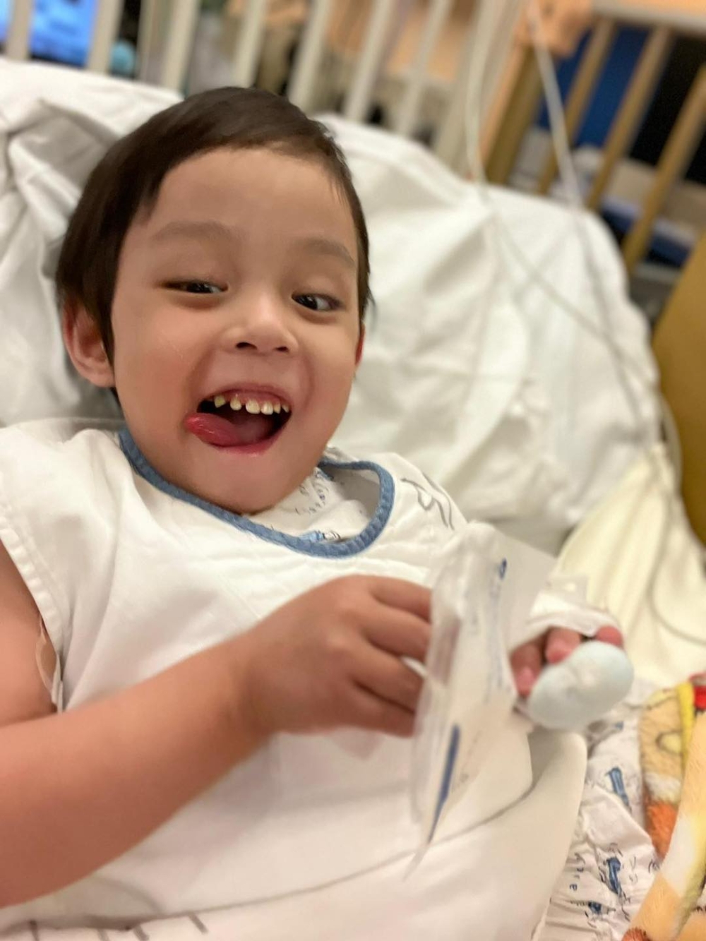 信信手術順利,重拾笑容和鬼馬表情。