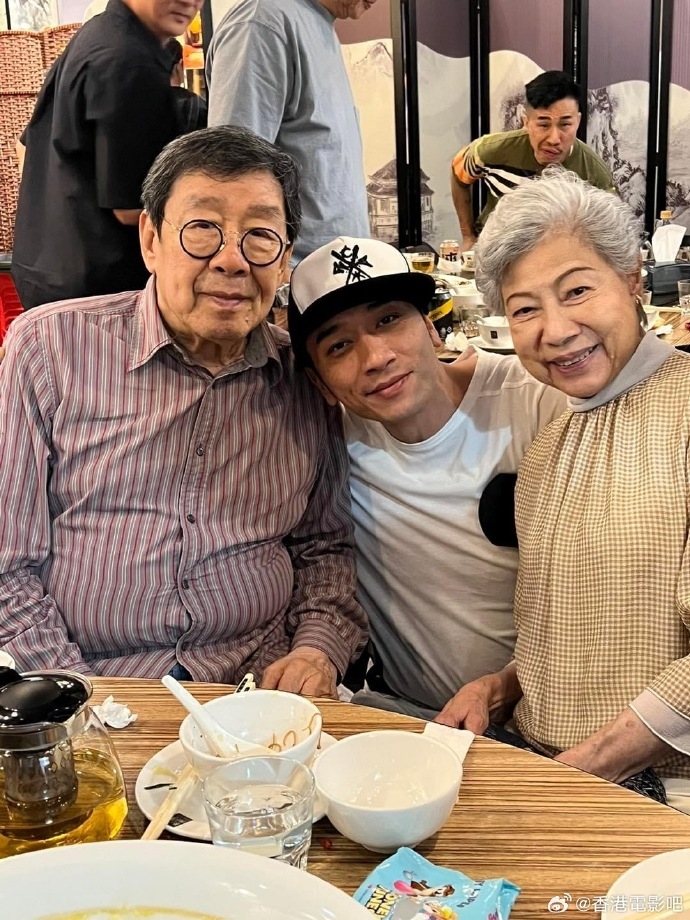 吳卓羲偶遇胡楓與羅蘭這一行人聚餐,並一起合照。
