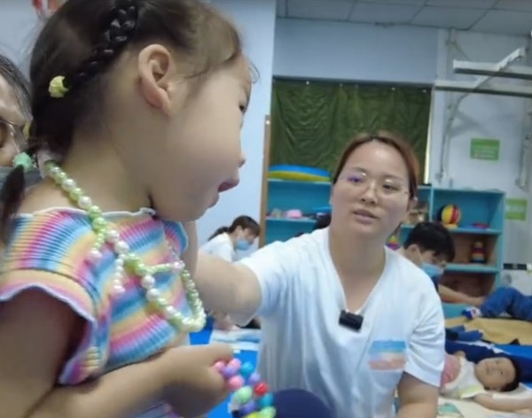 父親負責工作賺錢,母親則帶著女兒四處尋求治療。