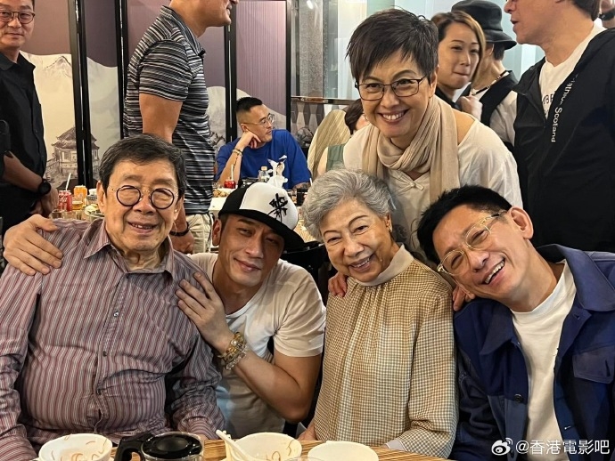 雖然吳卓羲的「乖仔」形象受到網民讚揚,但羅蘭與修哥的現身亦有不少網民驚嘆。