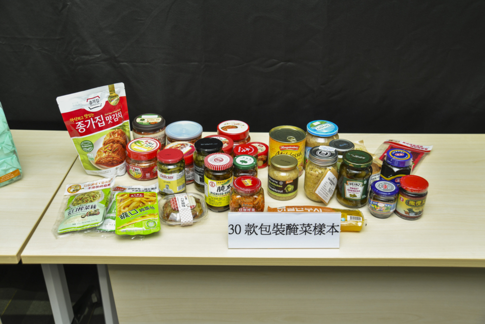 消委會測試市面30款醃菜,包括8款泡菜、4款德國酸菜(sauerkraut)、5款青瓜、5款榨菜、4款蘿蔔和4款橄欖,結果發現8成半樣本屬高納。另外,有3款橄欖菜樣本含有較多昆蟲碎片。