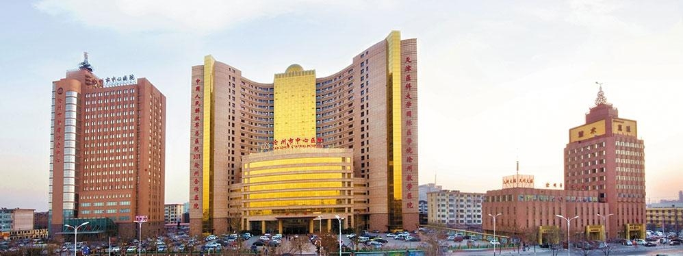河北滄州市中心醫院因為「金光閃閃」的外觀,被質疑像是「天上人間」夜總會。