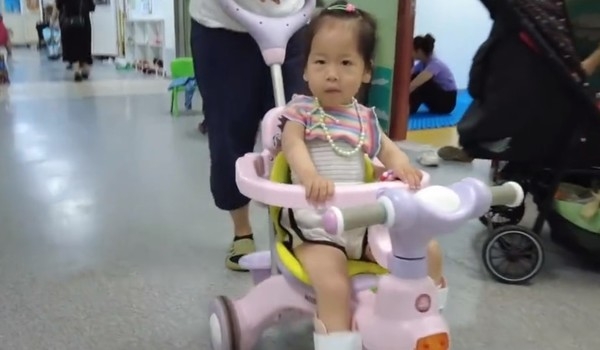內地一名女童在4個月大時被確診患有「脊髓性肌肉萎縮症」。
