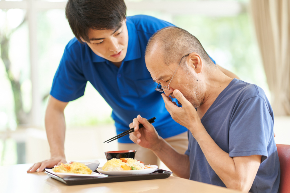 老夫婦在吃晚餐後突然出現劇烈的腹痛、嘔吐與腹瀉的症狀。